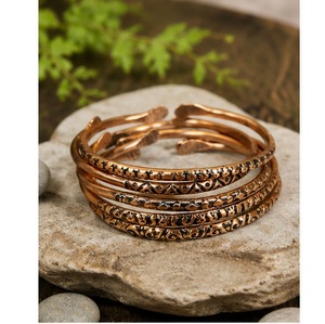 Conjunto de Brazaletes Abiertos Nórdicos con Pátina de Bronce, Grabados a Mano con Motivos Primitivos y Terminales en Forma de Paleta - Product Image 5