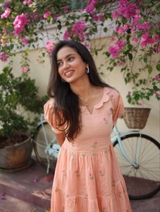 Robe midi rose brodée de fleurs, coupe trapèze, avec col Peter Pan et manches courtes, pour un usage quotidien, style été, en coton Chanderi - Product Image 5
