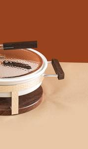 Plat à chafing de luxe en acier martelé avec chauffe-plats en métal blanc, base et poignées en bois pour buffet, fête, mariage, traiteur - Product Image 3