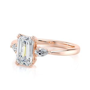 แหวนหมั้นเพชรทรงเอเมอรัลด์คัท 3 เม็ด หรูหรา ได้รับการรับรองจาก IGI ทองคำ 10K โรสโกลด์ ชุบโรเดียม ประดับเพชรทรงลูกแพร์ด้านข้าง - Product Image 1