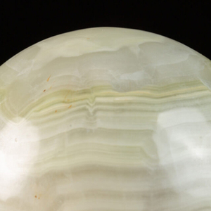 Sphère d'onyx, pierre précieuse naturelle sculptée en opale pour la décoration intérieure, technique de gravure - Product Image 4