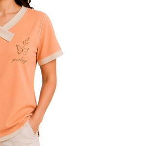 เสื้อยืดแขนสั้นคอวีสีเบจพีชสำหรับผู้หญิง ปักลายผีเสื้อ แต่งขอบตัดกัน รับทำโลโก้ เสื้อผ้าแฟชั่นลำลองขายส่ง - Product Image 4