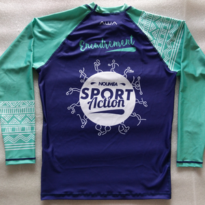 Maillot de bain à manches longues pour homme, violet et vert menthe, imprimé graphique Ville de Nouméa, motif tribal sur les manches, pour entraînement sportif et natation - Product Image 2