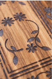 Planche à découper rectangulaire en bois faite à la main avec gravure florale et surface antidérapante - Product Image 2