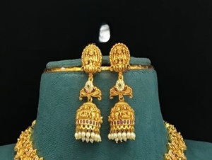 Ensemble collier et boucles d'oreilles élégants de qualité supérieure, finition or antique, pour femmes, pour les occasions de mariage et de fête - Product Image 2