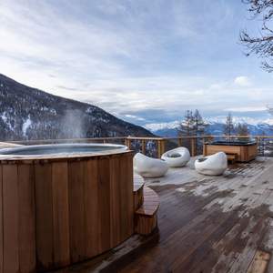 Jacuzzi Redondo de Lujo de 160 cm con Cubierta de Madera de Cedro Rojo y Acero Inoxidable 304, con 2 Luces LED, Escaleras de Madera y Tapa, para Villas, Hoteles y Resorts - Product Image 3