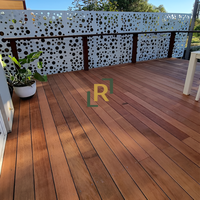 Plancher en bois Merbau de qualité supérieure - Résistant à l'eau, design contemporain avec installation par languettes et rainures pour usage extérieur