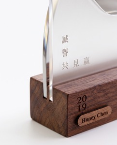 Trophée carré élégant en cristal avec base en bois, gravé sur mesure, imprimé offset, durable et recyclable, pour récompenses d'entreprise et événements sportifs - Product Image 6