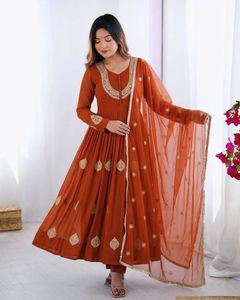 Vestido Anarkali de georgette con pantalón y dupatta de georgette con bordado, listo para usar, ideal para fiestas y eventos. - Product Image 1