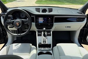 Auto Usado en Excelentes Condiciones, Bajo Kilometraje, Porsche Macan S SUV 2022, Listo para Enviar - Product Image 3