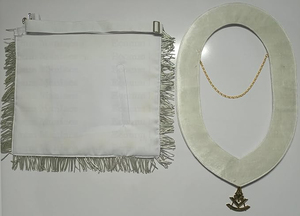 Nouveau style de design Tablier de maître maçon de la franc-maçonnerie avec broderie argentée, épingle de sûreté, franges en cuir d'agneau et métal écologique - Product Image 3