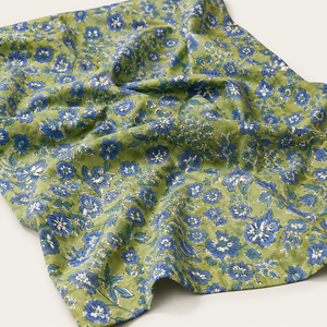 Tela de algodón con estampado floral verde oliva y motivo de flores azules, textil suave y transpirable para confección de kurtis y dupattas. - Product Image 2