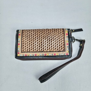 Nouveau portefeuille pour femme en cuir véritable fait main, style bohème, motif lettres, décoration rivets, fermeture ouverte, grande capacité - Product Image 1