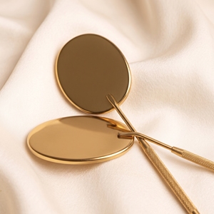 Miroir d'inspection des cils ovale haut de gamme pour salon, miroir de vue sous les cils, finition mate unie rose poudré, poignée antidérapante texturée diamant - Product Image 1