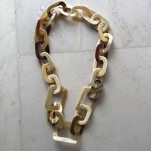 Collar de Cadena de Cuerno de Búfalo Hecho a Mano MN EXPORTS, Eslabones Grandes Multicolor, Joyería Artesanal Natural de Uttar Pradesh - Product Image 3