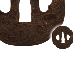 Tsuba antique poli de la période Edo japonaise, en fer, motif dragon, forme irrégulière, garde de sabre non marqué, objet d'art et de collection - Product Image 1