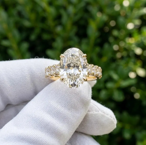 Elegante Anillo de Diamante Cultivado en Laboratorio de 4CT, Corte Ovalado, E VVS2 VS1, Chapado en Oro de 18K para Mujer, Certificado IGI, Diseño de Halo Oculto con Pavé - Product Image 5