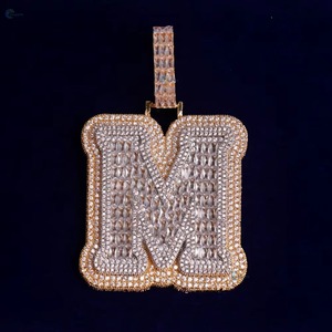 Pendentif personnalisé en moissanite taille baguette avec lettre, plaqué or 18 carats, serti en canal, style luxueux, collier avec pendentif lettre - Product Image 5
