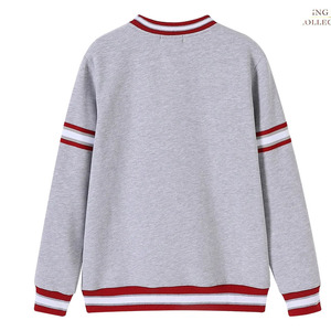 เสื้อสเวตเชิ้ต Morehouse Heather Grey Pocket Crewneck รุ่น Unisex สีเทา คอกลม มีแถบสีแดงขาว ทรงโอเวอร์ไซส์ มีกระเป๋าเสื้อ สไตล์ลำลอง - Product Image 2
