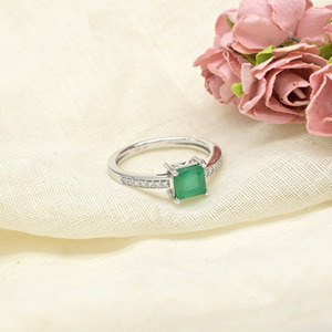 Anillo de compromiso de esmeralda natural y diamantes de corte princesa de 5.5 mm, en oro blanco macizo de 14k, proveedor mayorista de anillos de boda. - Product Image 5