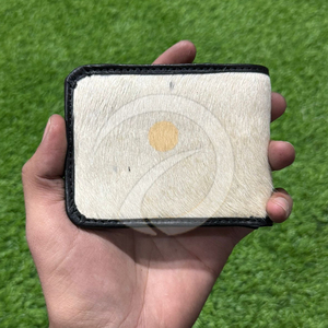 Portefeuille artisanal en cuir de vachette de qualité supérieure pour homme, fin, avec poches organisatrices, fait main avec surface en fourrure naturelle de vachette - Product Image 1