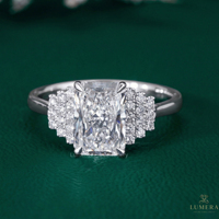 Anillo de Compromiso de Lujo con Tres Piedras de Moissanita Corte Esmeralda y Piedras Laterales en Racimo, Anillo de Boda de Plata de Ley 925 para Mujer