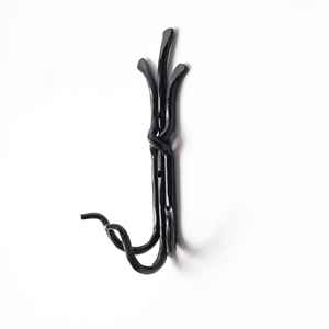 Organizador de pared de hierro estilo río negro rústico con triple gancho, de metal resistente, para colgar chaquetas, bolsos, bufandas y batas. - Product Image 1