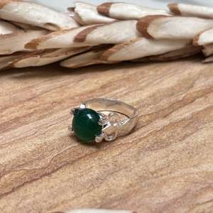 Bague en malachite florale, minimaliste, en laiton plaqué or/argent pour femme, design élégant de fleurs, vente en gros - Product Image 4