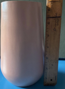Vase en céramique conique mat mauve, style nordique scandinave ou contemporain, décor neutre, fini satiné mat en rose poussière, mauve doux. - Product Image 4