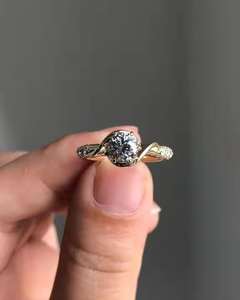 Bague élégante pour homme en argent sterling 925 avec halo de moissanite, plaqué rhodium, coupe brillante, style hip-hop, bijoux fins, exquis - Product Image 1