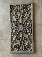 Panneau décoratif en acier forgé pour escalier extérieur, style traditionnel moderne, élément architectural élégant et durable
