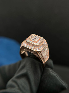 Anillo de compromiso y boda para hombre de plata de ley 925 chapado en rodio, estilo hip hop, con diseño de racimo de circonitas talla baguette y redonda, ideal para regalo. - Product Image 3