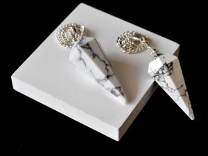 Magnifiques pendules facettés en howlite blanche, sculptés, pour la méditation et l'énergie de guérison, design élégant. - Product Image 6