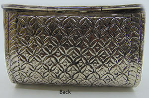 Cartera de mano de metal para mujer con grabado a mano en latón y caja plateada - Product Image 4