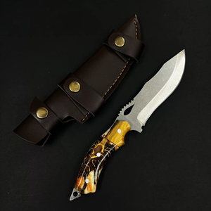 Couteau de chasse à lame fixe, manche en résine époxy jaune, acier inoxydable, bord partiellement dentelé, design léger et durable - Product Image 1