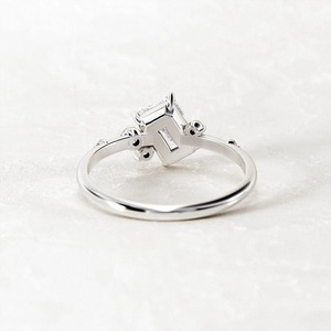 Anillo de Diamantes con Certificado IGI GIA, Corte Esmeralda, 1.20 Quilates, Oro Blanco de 14k, Talla 6 - Product Image 2