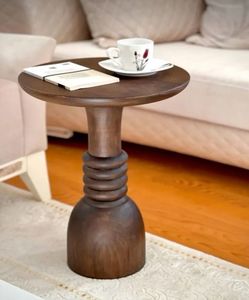 Table d'appoint en bois au fini contemporain, ajoutant un charme pratique aux arrangements de meubles modernes - Product Image 1