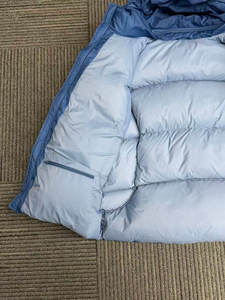 Blouson matelassé à capuche avec patchwork bicolore bleu et blanc, fermeture éclair, imperméable, coupe-vent, design réversible, écologique, hiver - Product Image 4