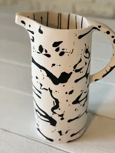 Pichet en résine artisanal, design moderne et luxueux, transparent, écologique, compatible lave-vaisselle, pour servir l'eau et les jus au quotidien et lors de fêtes - Product Image 5