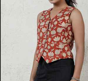 Gilet en lin pour femme, sans manches, boutonné, coupe ajustée, col en V et fermeture boutonnée sur le devant - Product Image 2