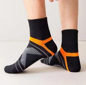 Chaussettes de sport pour hommes, respirantes, en polyester et élasthanne tricoté, épaisseur standard, motif géométrique, avec logo sur le revers, idéales pour l'été - Product Image 6