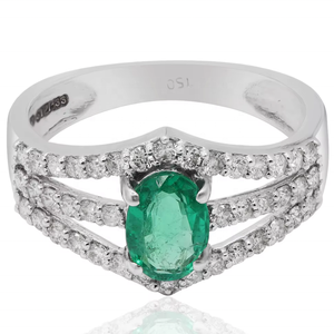 Bague triple à trois branches en or blanc 18 carats avec émeraude ovale naturelle et diamants pavés, Memoria Jewels - Product Image 3