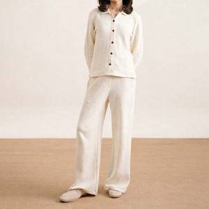 Ensemble deux pièces pour femme, survêtement personnalisé en maille gaufrée crème, tenue de détente ultra-douce, vêtements de nuit en maille texturée et pantoufles - Product Image 6