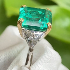 Anillo de compromiso de oro blanco de doble engaste con moissanita verde talla Asscher y piedras laterales de corte triangular, anillo de oro macizo de 10K - Product Image 4
