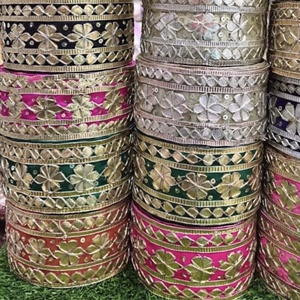 Encaje de borde Gota Patti para ropa étnica, vibrante adorno floral hecho a mano con cinta dorada para saris, dupattas, lehengas y trajes. - Product Image 1
