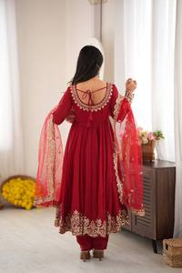 Robe Anarkali rouge traditionnelle pour femme en soie avec broderie dorée, longueur ras du sol, pour mariage, style indien et pakistanais - Product Image 5