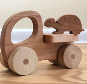 Camión de madera resistente que transporta a un lindo amigo tortuga. Perfecto para niños pequeños. Disponible a precios de mayorista - Product Image 1