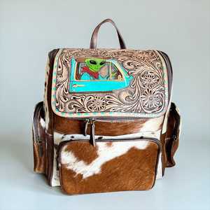 Mochila de Cuero Vacuno Estilo Western, Bolsa de Viaje de Cuero Personalizada con Diseño de Extraterrestre Grabado - Product Image 1