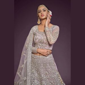 Ensemble Lehenga Choli semi-cousu en tissu filet doux de qualité supérieure avec broderie lourde en Zari, Badla, fils et Dori pailleté |   Lehenga coupe A - Product Image 3