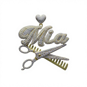 Colgante Personalizado con Nombre y Diseño de Tijeras y Peine, Estilo Hip Hop, Joyería con Diamantes - Product Image 1